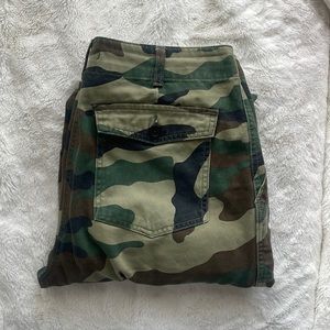 H&M Camo cargo pants - elastic bottom - cargo pockets - size Large
